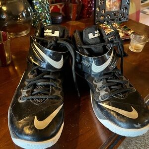NIKE Zoom Lebron James 
Men's Basketball Shoe, Black sz 9.5